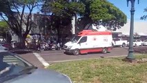 Mulher fica ferida após colisão entre carro e moto em cruzamento de Umuarama