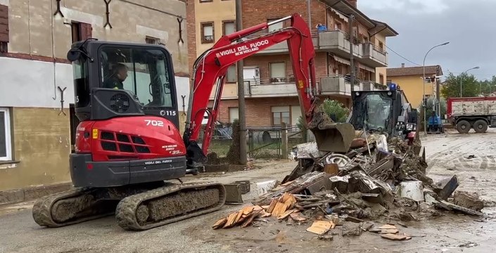 Maltempo Marche, rimozione fango e detriti a Pianello di Ostra (17.09.22)