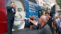 Elazığ'da bir vatandaş Babacan'a 5 TL uzattı: Bunu da kendisine iade ediyorum alsın AKP yesin bunu