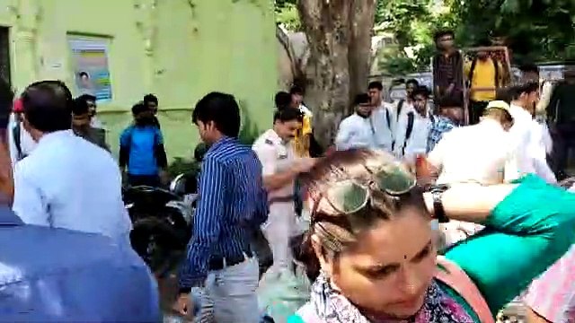 अलवर के राजर्षि कॉलेज गेट को बंद कर सड़क के बीच विरोध जता रहे छात्रों को पुलिस ने उठाकर धरना स्थल पर टैंट में पटका,देखे वीडियो