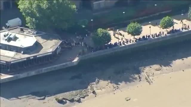 Siguen las colas kilométricas para despedir a Isabel II