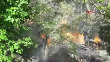 YUSUFELİ'NDE 3 KATLI AHŞAP BİNA YANDI