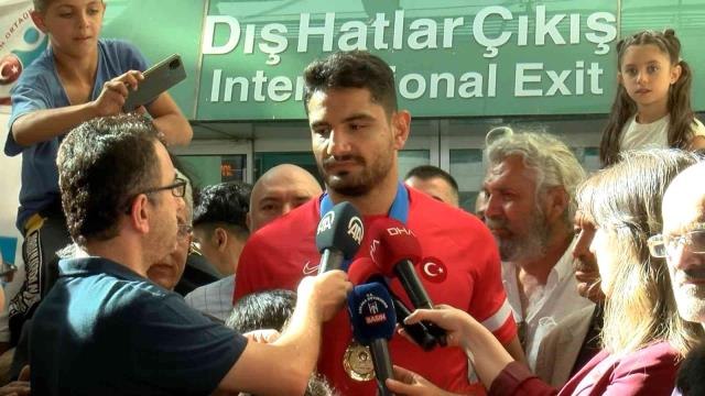 3.kez Dünya şampiyonu olan Taha Akgül'e coşkulu karşılama