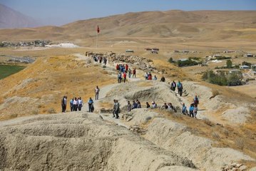 "Dünya Temizlik Günü"nde tarihi Urartu Kalesi çevresinde temizlik yaptılar