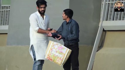 ANGRY BEGGAR PRANK - Dekh Main Tery Liay Naachi Ray -D Funny Prank