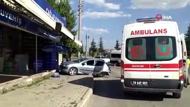 Faciadan dönüldü! Tır otomobile çarptı, iş yerine girmekten son anda kurtuldu