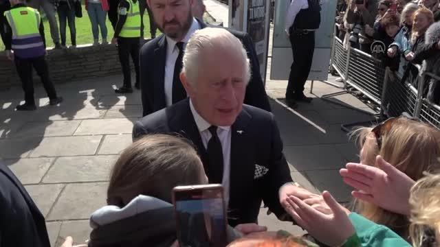 Son dakika haberi | Kral 3. Charles ve veliaht prens William, Kraliçe 2. Elizabeth'in tabutunu görmek için sırada bekleyenleri selamladı