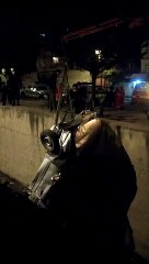 Conductor de un vehículo pierde el control y termina dentro del río Choqueyapu de La Paz