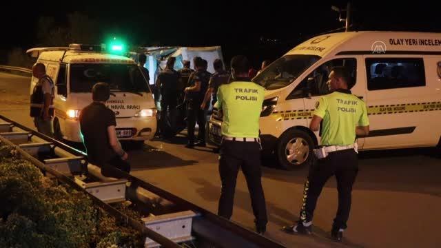 Refüje çarparak karşı tarafa geçen kamyonetin sürücüsü öldü