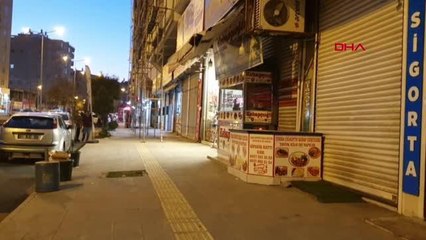 ENİŞTESİNİ, MÜŞTERİLERİN YANINDA BIÇAKLA AĞIR YARALAYIP KAÇTI
