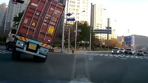 Extremely luckiest guy surviving from truck accident, Keep away from BLIND ZONE of trucks , American Car Crash | Instant Karma | Driving Fails Compilation , Extrem glücklichster Typ, der einen LKW-Unfall überlebt hat, halten Sie sich von der BLIND ZONE