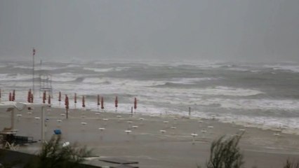 Il mare divora la spiaggia, Cesenatico finisce sott'acqua