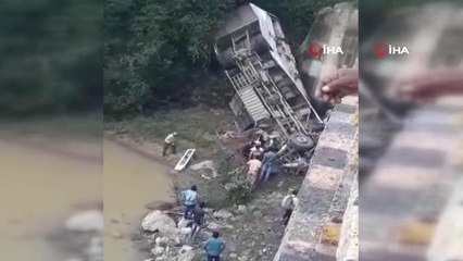 Hindistan'da otobüs nehre düştü: 7 ölü, 22 yaralı