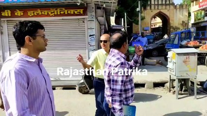 जिला कलक्टर बोले- सड़कें बहुत खराब