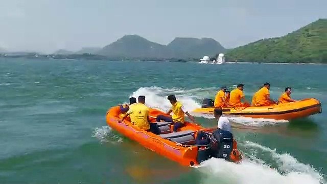 Rescue teams ran boats, dead bodies came out of water