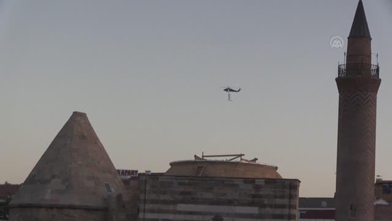 Son dakika haber: 35. Ahilik Haftası kapanış töreninde Jandarma Genel Komutanlığı Çelik Kanatlar helikopter gösterisi gerçekleştirildi