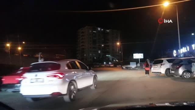 Asker uğurlama konvoyunda araçların camlarından sarkarak yaptıkları tehlikeli yolculuk kamerada