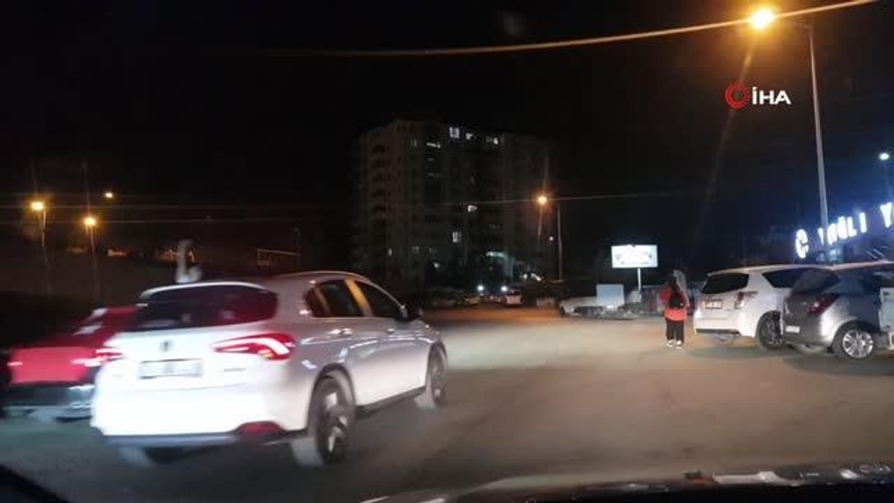 Asker uğurlama konvoyunda araçların camlarından sarkarak yaptıkları tehlikeli yolculuk kamerada