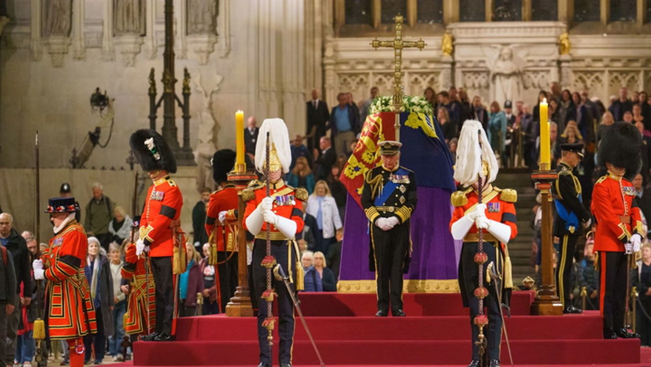 Erneute Totenwache für die Queen: König Charles völlig aufgelöst