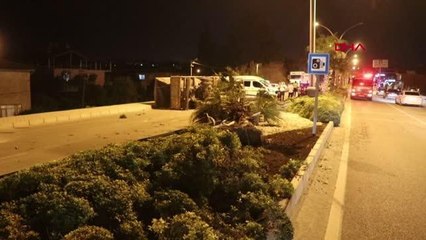 Son dakika haber! REFÜJDEKİ PALMİYE AĞACINA ÇARPAN KAMYONETİN SÜRÜCÜSÜ ÖLDÜ