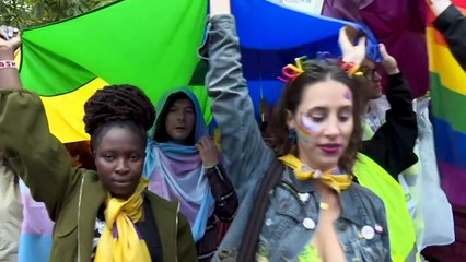 Miles de activistas LGTBQ desfilan en Serbia por EuroPride pese a prohibición