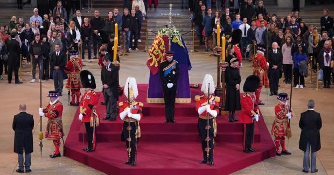 Torunları, Kraliçe'nin naaşı başında nöbet tuttu! Prens Harry ile ilgili detay dikkatlerden kaçmadı