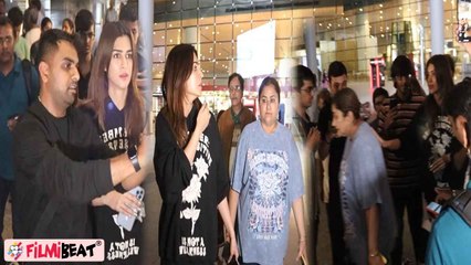 Kriti Sanon Parents को भीड़ से बचाकर ऐसे लेकर गईं, भीड़ ने बुरी तरह ऐसे घेरा, Video Viral | FilmiBeat