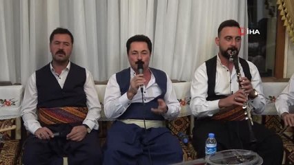 Dinleyenleri mest eden Kürsübaşı, vatandaşlar tarafından yoğun ilgi görüyor