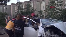 İSTANBUL-AVCILAR'DA AĞACA ÇARPAN OTOMOBİL SÜRÜCÜSÜ YARALANDI