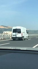 Otobanda tehlikeli yolculuk kamerada