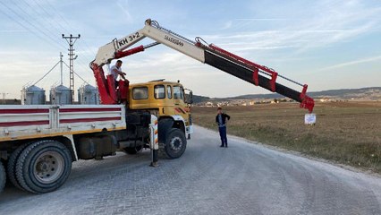 Vinç operatörü bahşiş almak için düğün konvoyunun önünü kesti
