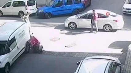 'Köpekten kaçan' motosikletli gence otomobil böyle çarptı: Kafasıyla arka camı patlattı