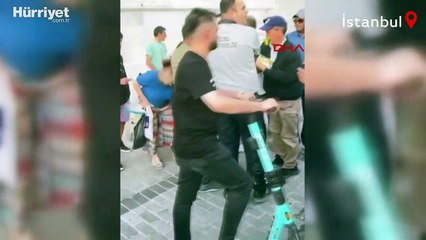 Eminönü'nde paraları havaya saçtı