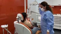 Kadın diş hekimi baba mesleklerini hem klinikte hem de tarlada sürdürüyor