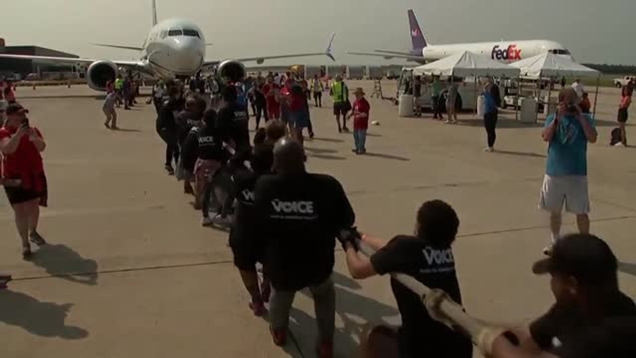 Cientos de personas participan en Virginia en una competición de empujar aviones