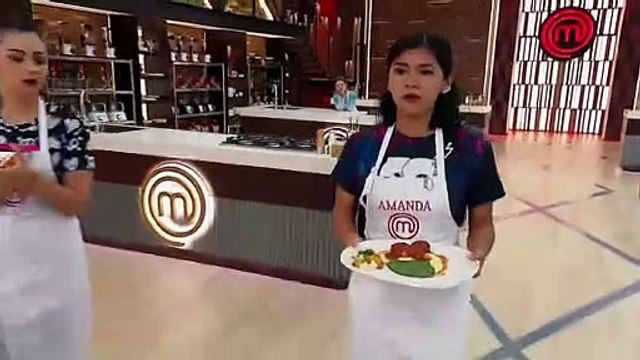 Amanda llora, su plato le hace recordar a su familia