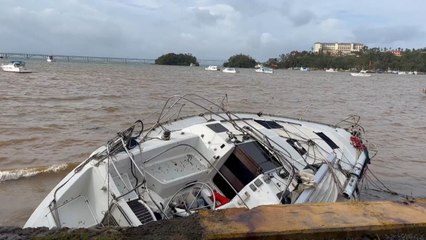 Télécharger la video: El huracán Fiona deja dos muertos y miles de desplazados a su paso por República Dominicana