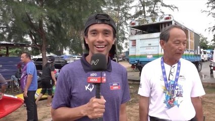 Azlani Adani bersama Dzulkafli Abas menerangkan tentang jenis kanu yang digunakan