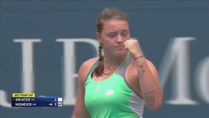 Swiatek fights back to reach US Open quarter-final