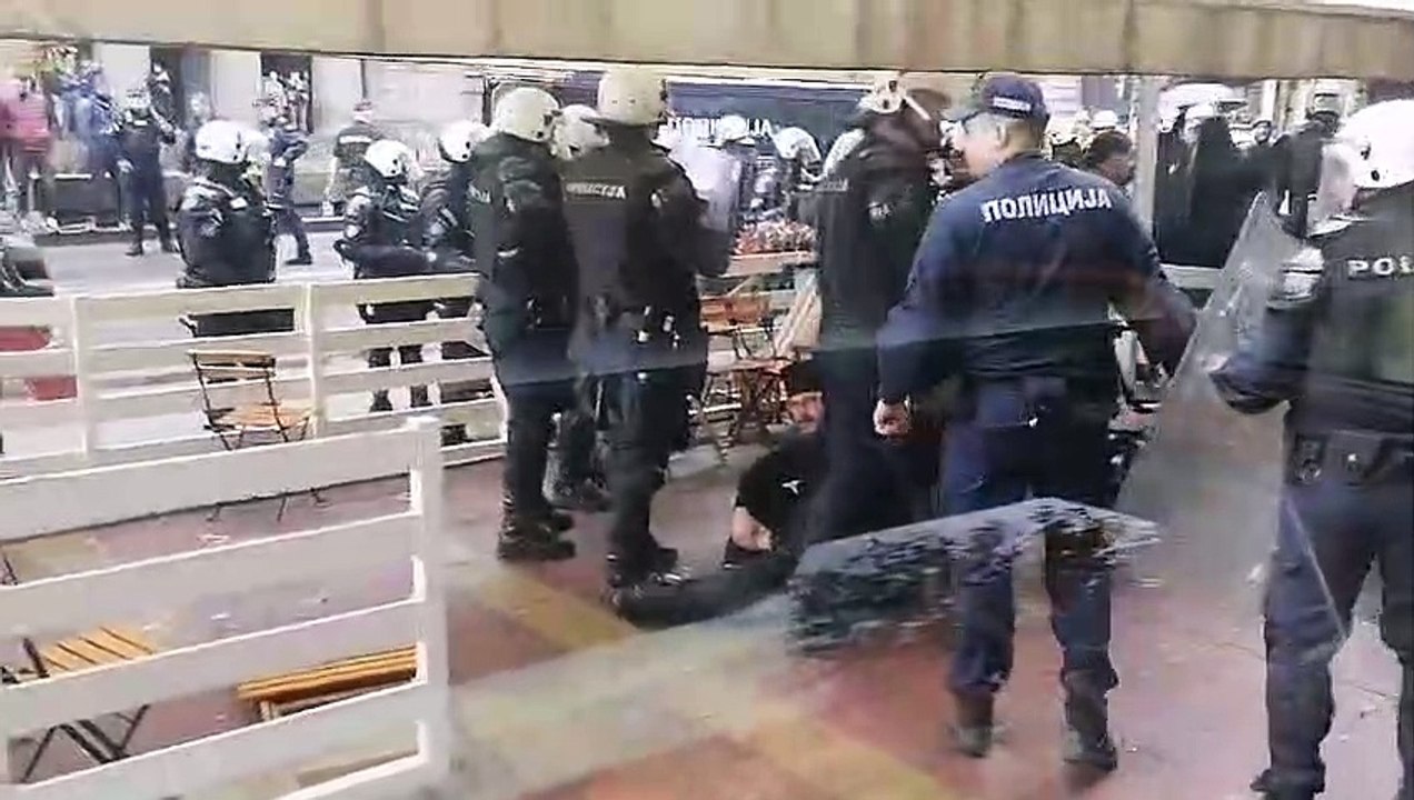 Брутално пребијање монаха у посластичарници  Пеливан преко пута Уставног суда
