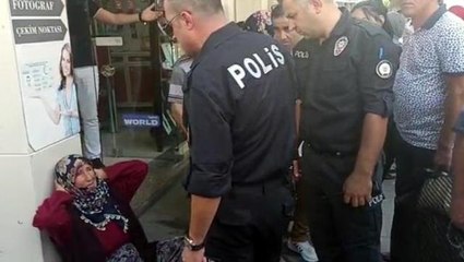 Zabıta işlem yaparken, meyveleri dökülünce ağladı