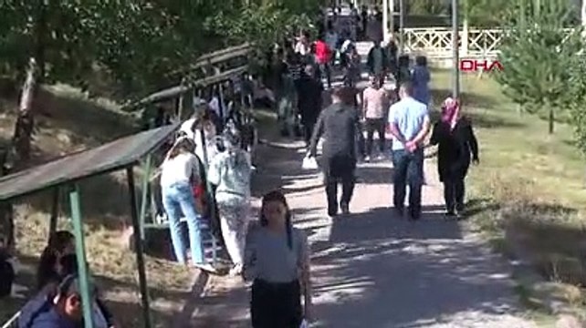 Kızının unuttuğu sınav kimliğini yetiştiren babaya görevlilerden alkışlı karşılama