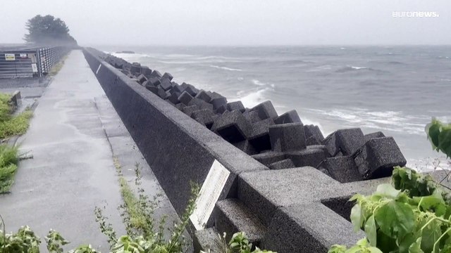 Nanmadol , il tifone che spaventa il sud-ovest del Giappone. Martedì è previsto l'arrivo a Tokyo
