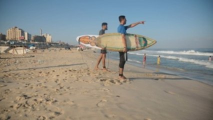 Surfear las aguas de Gaza, una sensación de libertad cada vez más popular