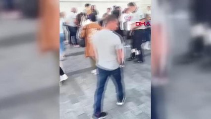 EMİNÖNÜ'NDE PARALARI HAVAYA SAÇTI