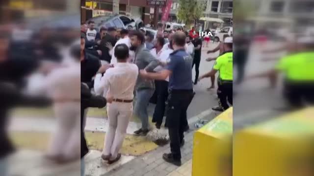 Zincirleme kaza caddeyi savaş alanına döndürdü... Vatandaşlar, alkollü sürücüye böyle saldırdı