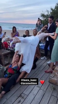 Hugo Clément présent au mariage de Laura Isaaz (ex-compagne de Nicolas Duvauchelle) et Jérôme Thion, célébré le 17 septembre 2022.