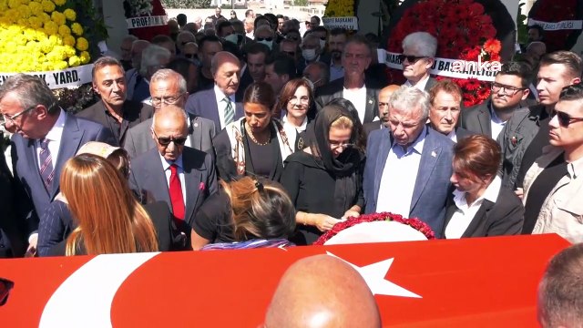 Haluk Pekşen gözyaşlarıyla son yolculuğuna uğurlandı