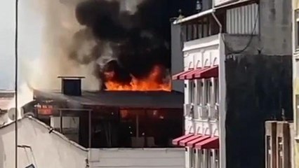 5 katlı binanın çatısı yandı
