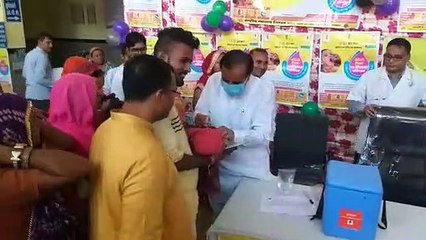 कलक्टर को करना था शुभारम्भ, उससे पहले पहुंचे सांसद और पिला दी पोलियो की दवा